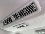 リアシーリングファンも付いておりますので、車内の空気の循環にも役立ちます。