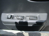 運転席アームレストのスイッチで窓の開閉操作できて手元で操作ラクラク。