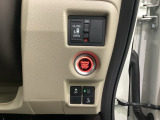 ★運転席の周りには手の届く範囲に、パワーウインドウスイッチ・左側電動スライドドアの操作スイッチ・ETCがついています。また、スマートキー付きですからドアロックの開閉およびエンジンスタートが楽々です。