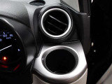 運転席のカップホルダーはエアコン吹き出し口の前にありますので冷やしたり温めたり出来ます♪