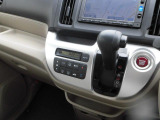 操作の簡単なシフトレバーとオートエアコンの操作パネルがインパネに設置されています。エアコンは運転席助手席両方から手が届きやすい位置です。