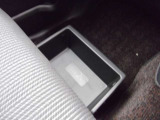 助手席シート下には”シートアンダーボックス”を装備。