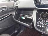 グローブボックスには車検証入れ等を入れられます。カップホルダー装備 (運転席側にもございます。)