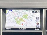 【大画面ツインディスプレイ】上画面(8インチワイド画面)地図、燃費情報など、常に表示しておきたい優先度の高い情報を表示するほか、音声認識など、ステアリングスイッチで操作可能な機能に関する情報表示。
