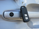 キーをポケットに入れたままでもエンジンON/OFF、ドア施錠/開錠可能♪便利なスマートキーです。