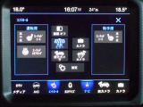 インパネ中央のタッチスクリーンには、ナビ、メディアのほかに、エアコン、各種安全機能、基本設定画面などを表示できます。