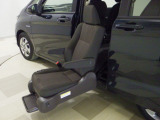 【サイドリフトアップ車】車椅子ご利用の方や、足腰の弱い方の車への乗り降りをサポートします!