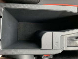運転席助手席の間には小物を入れるスペースがあります。
