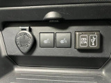 USBアダプター。外部機器との接続ができます。ナビ接続用と充電用の2口装備。(最大2.1A)ナビまたはDVD/USBチューナー(DUK-W69D)が装着されていない場合は外部機器との接続はできません。