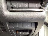 各操作スイッチは運転席すぐ近くにあるので便利です。電動リアゲートの開閉もできます。