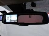 アラウンドビューモニターは前後左右の4つのカメラの映像を組み合わせてルームミラーに映像を表示。駐車時に運転者を補助します。
