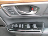 ウィンドウスイッチ上には、「ドライビングポジションシステム」ボタンが付いています。2名の方のシートポジションを記憶しておくことができます。