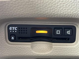 【ETC】有料道路を利用する際に料金所で停止することなく通過できる、ETC車載器(ノンストップ自動料金収受システム機器)が装備されています。セットアップを行うことで利用可能になります。//