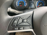 左側にオーデイオやナビのコントロールができるスイッチ、運転中は手を放さず手元で操作可能なんです!