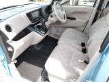 見えないのですが、運転席側にシートヒーターがあります。