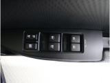 運転席ドアの操作しやすい位置にミラー操縦スイッチがついておりますので、ストレスなく自分のフィットする位置にセッティング頂けます。