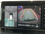 アラウンドモニター、上空から見下ろしているかのような映像をディスプレイに映し出し、スムースな駐車をサポートします。さらに、人や自転車など周囲に動くものがいる場合には、表示とブザーで注意を促します。