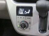 便利なオートエアコン! 車内の空気を設定した温度に保ってくれます。