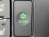 【ECONモード(イーコン)】クルマの動きを管理するシステムです。燃費を優先に自動制御されるもので、低燃費走行を自然にできるようになります。//