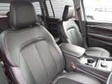 運転席・助手席にはベンチレーションとシートヒーターを標準装備。