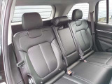 後部座席は大きめのシートでアームレストも装備されており、ゆったりご乗車いただけます。