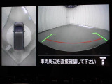 フロント、両サイド、リヤの4カ所に設置したカメラの映像を合成・処理し、自車の周辺をまるで空から見ているように確認できる「マルチアラウンドモニター」が装備されています。