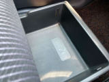助手席シートの座椅子の下にシートアンダーボックスがあり、収納に便利です。