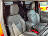 レザーシート運転席・助手席にはシートヒーターを標準装備。
