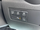 i-stopや各種安全機能のON/OFFのボタンが運転席右側に付いています。状況に応じて切替が可能です☆
