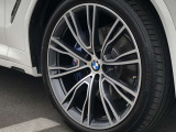 BMW純正21インチ BMW Individual Vスポーク・スタイリングホイール。洗練されたデザインで、足元の個性を引き立てます。