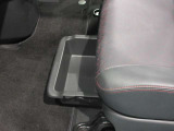 助手席の下にはアンダートレイを装備、普段使わないもの等を収納するのに便利