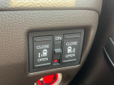 スマートキーや運転席のスイッチ操作のほか、ドアハンドルを少し引くだけで自動開閉します。狭い場所でのドアの開閉に困らないだけでなく強風時やお子様がドアを開けて隣の車にぶつけてしまうことも防いでくれます。