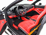 Rosso Ferrariの内装にはGialloのカラード・セーフティベルトを組み合わせております。