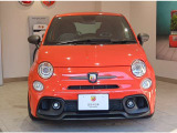 【ABARTH】デイタイムランニングライトと高輝度のディスチャージヘッドライトを湛えるフロントマスク。低い位置に配されたフォグランプと併せた6灯で構成されるヘッドライトラインがABARTHのアイデンティティです。