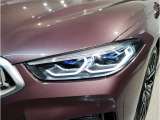 BMWの伝統の丸目4灯ヘッドライトでございます。LEDライトで視認性もよく明るく安全性の向上につながります。