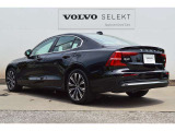 VOLVOの安全機能は前方だけではなく後方も監視しています