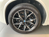 一部モデルを除いたほとんどの車両でランフラットタイヤが標準装備♪たとえタイヤの空気が抜けてしまっても、~80km/hの速度で80km程の距離を走行可能です。