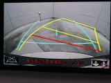 車庫入れや縦列駐車などの際に、後退操作の参考になるガイドラインをモニター画面に表示します。