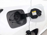 充電方法はAC200V/16Aの普通充電(専用の配線工事が必要)に加え、家庭の配線をそのまま利用しての充電が可能なようにAC100V/6Aの普通充電にも対応しています。