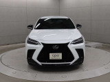 エクステリアは、一目でLEXUSとわかるスピンドルグリルを起点に、人が乗るキャビンの前後を大胆に絞り込んだ菱形のボディと力強く張り出したホイールフレアを融合させ、タイヤの存在を強調しています。