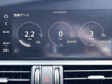 大型ディスプレイは、各種メディアの操作、車両状態のモニタリング、ドライビングスタイルの管理など様々な情報を表示
