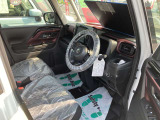 運転席はこちらです。プライベートな車内なのでリラックスできる空間を。