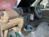 大事な人を乗せる助手席はこちら。ぜひリラックスしてお乗りください。納車前の内覧も大歓迎です。