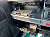 グローブボックスです!車内の収納力もある車です!