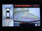 パノラミックビューモニターシステムが付いているので車の上から見た映像が確認できますよ。 一目で車両周辺の情報を確認できますが、直接安全をご確認下さい。