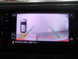 ギアをリバースに入れると車両後方の映像を映し出します。画面にはガイドラインが表示され、車庫入れや縦列駐車などの際に安全確認をサポートします。