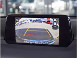 【バックカメラ】駐車が苦手な方でも安心してお乗りいただけます。リバース連動で画面が切り替わるのでとっても便利です。今や後方確認の必須アイテムですよね。