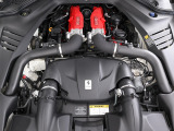 フロントに搭載された3.9L・V8ツインターボエンジンは560馬力を発揮します。