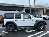 Jeepならではの4×4システムによるオフロード走破性。どんなに険しい道も冒険のフィールドに変えて駆け巡ることができます。