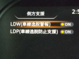 LDW+LDP 意図せず走行車線を逸脱しそうな場合、警報とともに、ハンドル振動で注意を喚起。さらに車線内に戻す方向に力を短時間発生させ、ドライバーがクルマを車線内に戻す操作を促します。